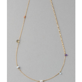 レインボーカラーの異なるカット・種類の天然石をあしらい、遊び心とこなれ感のある仕上がりに