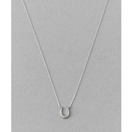 お守りジュエリーとして毎日身に着けやすいように、他のアイテムとのバランスを考えたミニマムなサイズ感に