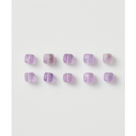 ロングシルエットならではの大胆な揺れ感が目を惹き、スタイリングに大人の女性らしさをプラス