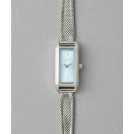  メタリックな光沢感をもつ繊細な編み込みのベルトで、軽やかで抜け感のある印象に。