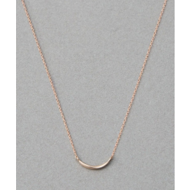 やわらかでありながらも凛とした佇まいを見せ、ツイストするラインが軽やかで大人の遊び心を添えます