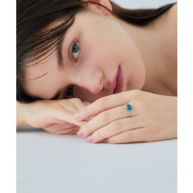 リングアームに連ねたロードライトガーネットのカラーが、ブルーアパタイトの色合いをいっそう引き立てます