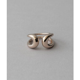 タイトなラインからボリュームのあるシルエットへ、グラデーション状の変化を見せるリング