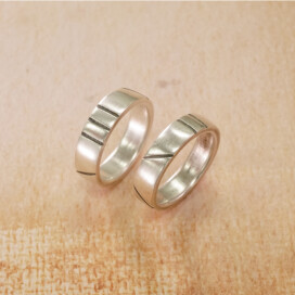 個性が光る！ブラックラインリング