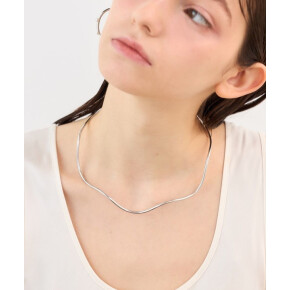 先端にあしらった華奢なサイズのパールが、遊び心のあるデザインに上品なニュアンスを添えます