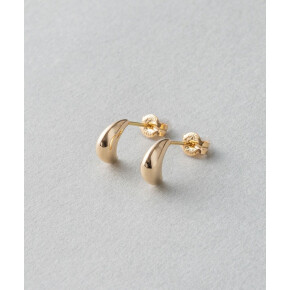 華奢なピアスでトレンド感を