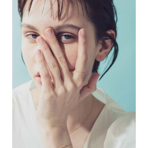 ハーフエタニティのリングで手元に輝きを