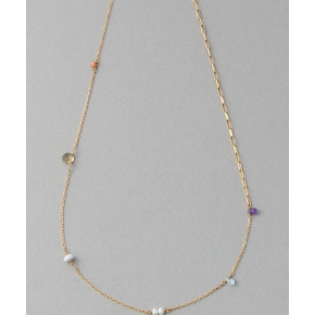 レインボーカラーの異なるカット・種類の天然石をあしらい、遊び心とこなれ感のある仕上がりに