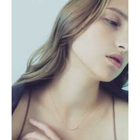 胸元にダイヤモンドの輝きを