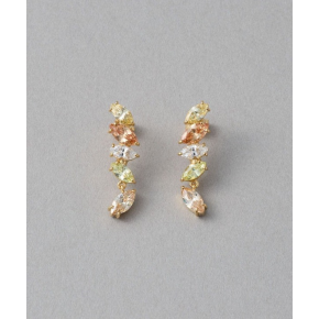 マーキスカットのビジューをあしらったピアス。縦ラインのデザインで、お顔回りをすっきりと見せるシルエット。