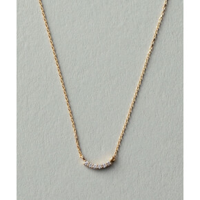 デコルテを華やかに彩るネックレス