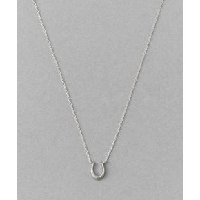 お守りジュエリーとして毎日身に着けやすいように、他のアイテムとのバランスを考えたミニマムなサイズ感に