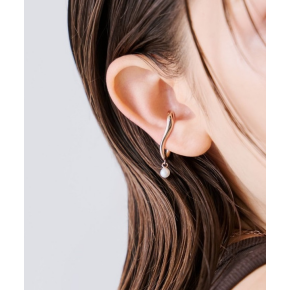 パールに向かって流れるようなラインを、やわらかなボリュームを持って描くデザイン