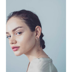 地金の艶めきを生かした、モダンなジュエリー