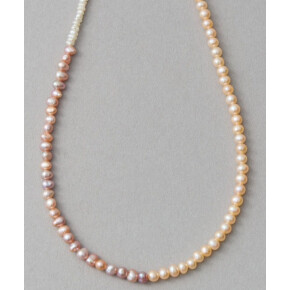 ピンクやオレンジの明るいトーンで、多幸感のある表情を引き出してくれます