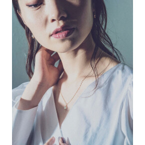 胸元に華やかさを