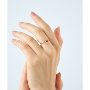 カボションカットを施したガーネットが、つややかで瑞々しい表情を見せるリング