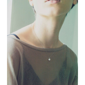 可憐なパールネックレス