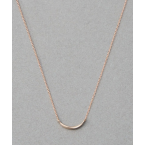 やわらかでありながらも凛とした佇まいを見せ、ツイストするラインが軽やかで大人の遊び心を添えます