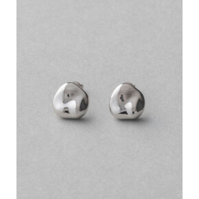 ぷっくりとしたシルエットとクラフト感のあるピアス