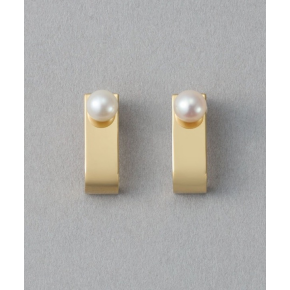 程よいボリューム感の縦ラインで顔周りをすっきり見せ、パールが華やかさを添えるピアス