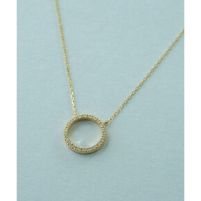 モダンなラインを描いたジュエリー