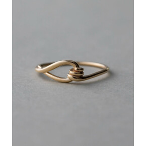 存在感のあるリングを主役に