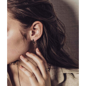 肌に溶け込むようなジュエリー