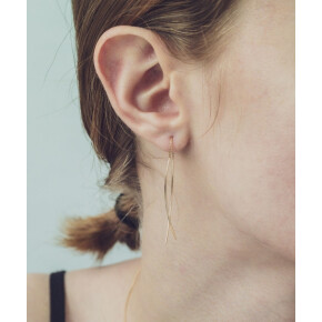 ゴールドの糸を纏うように、耳元を飾るアメリカンピアス。