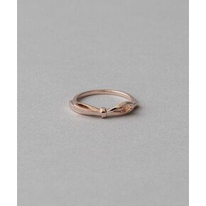 どの角度から見てもリボンの形が美しいリング