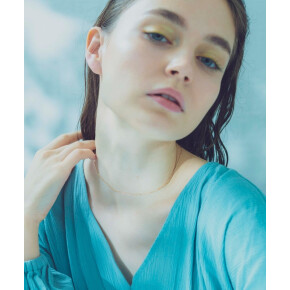 レイヤードスタイルで華やかさを