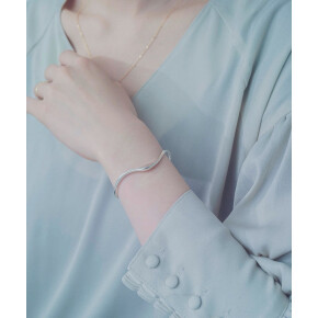 バングルで存在感を