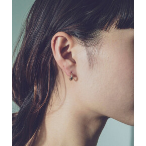 さりげない存在感のピアスで顔周りに印象を