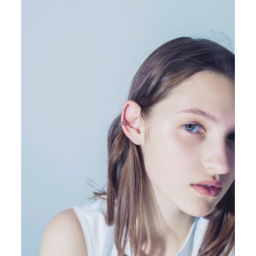 新作　凛とした印象のハグイヤリング