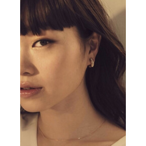 耳元にパールでポイントを