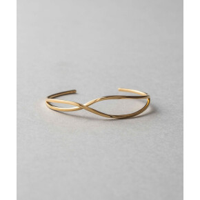 存在感のあるバングルをポイントに