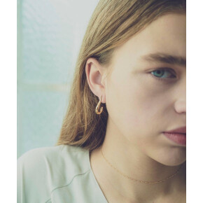 雫型の優しいラインを描くピアス