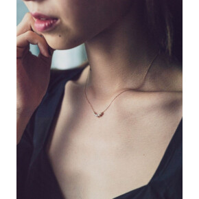 デコルテを美しく彩るネックレス