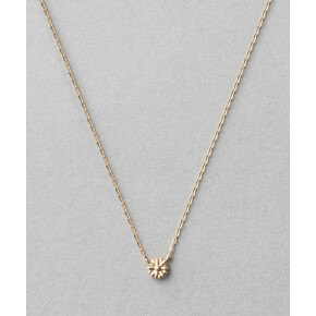 デイジーネックレスで胸元に華やかさを