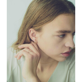 存在感のあるイヤリングを耳元に