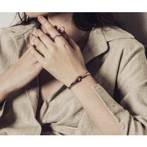 しなやかで優美なジュエリー