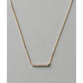 上質なジュエリーを胸元に