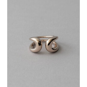 タイトなラインからボリュームのあるシルエットへ、グラデーション状の変化を見せるリング