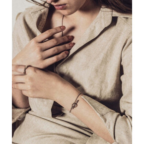 存在感のあるブレスレットで手元に印象を