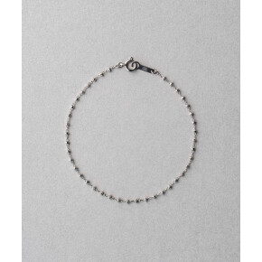 肌の上で繊細な光がきらめくブレスレット