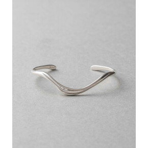 バングルで手元に存在感を