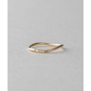 しなやかなシルエットのリング