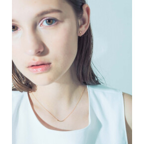 胸元にさりげない存在感を