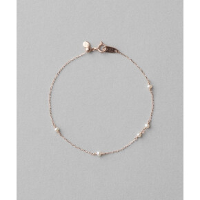 パールアイテムで大人可愛い印象に