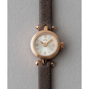 ケース・文字盤・バンドを同系色で統一し、洗練された仕上がりに